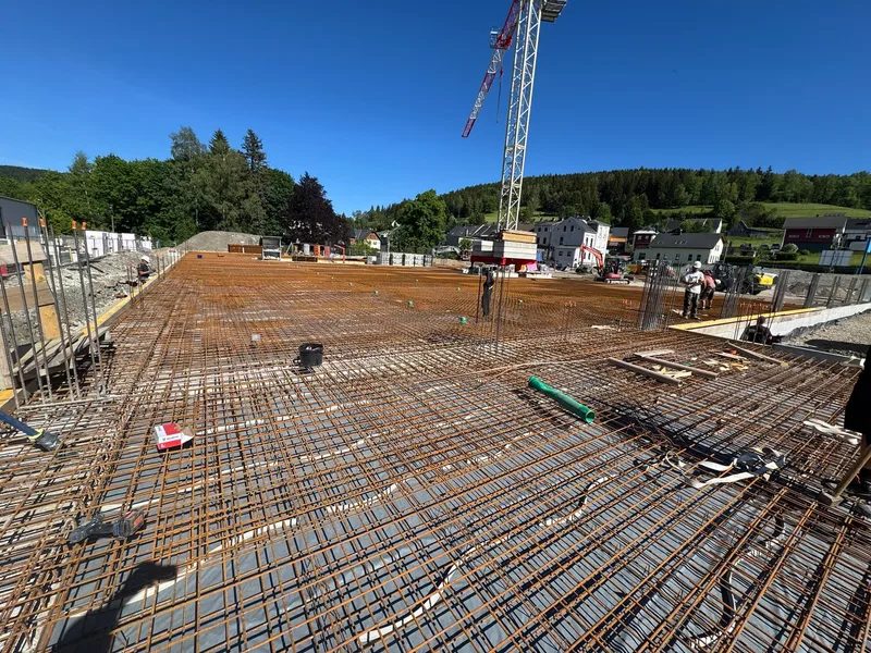 Großflächig verlegte Bewehrungsmatten auf einer Baustelle