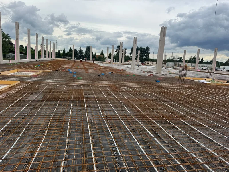 Bewehrte Fläche mit eingelegten Rohrschleifen und Betonstützen