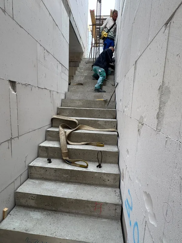 Montage einer Betontreppe im gemauerten Treppenraum